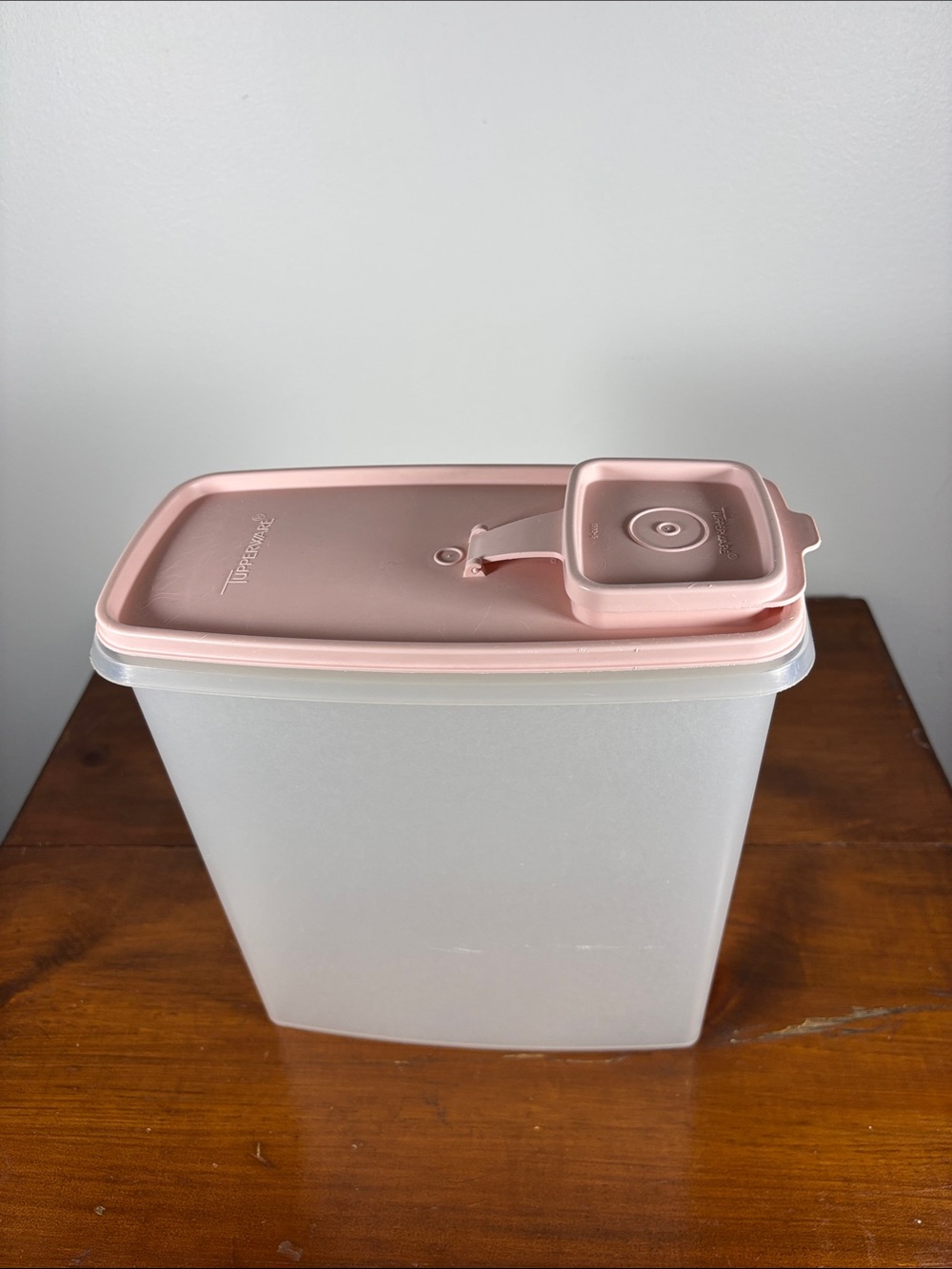 Tupperware 1588-6 Pink Airtight Food cereal Storage Container with Pour Spout